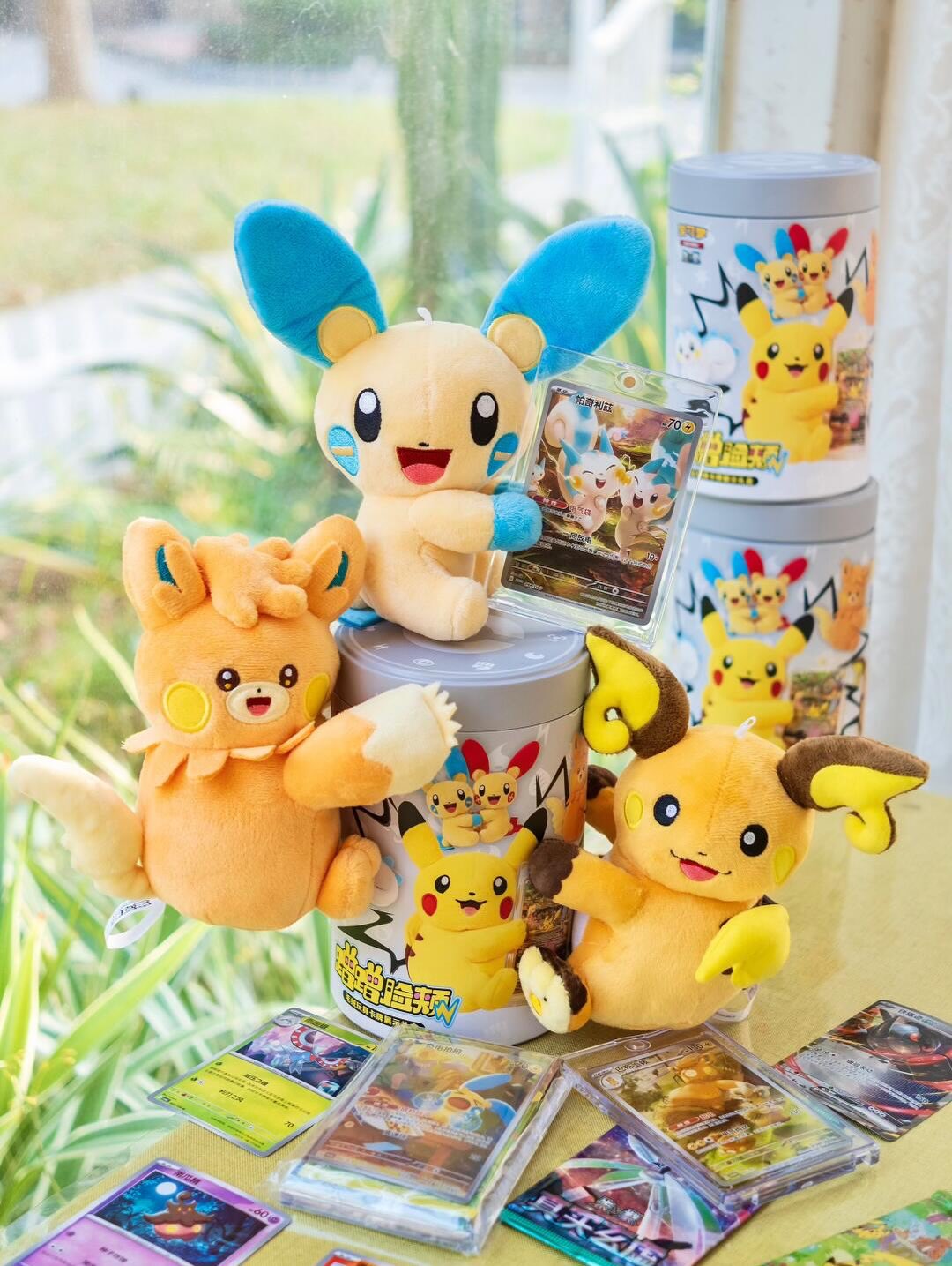 Součástí je Pokémon plyšák, karta a dva balíčky. Zdroj obrázku: Instagram.com.